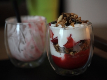 Yogur con granola y fresas
