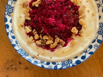 Yogur con manzana, remolacha y nueces