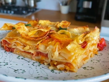 Lasa&ntilde;a con calabaza, tomates cherry y salvia