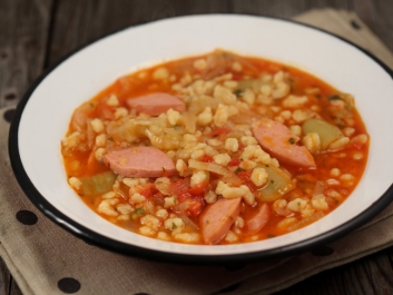 Lecs&oacute; with Egg Noodles