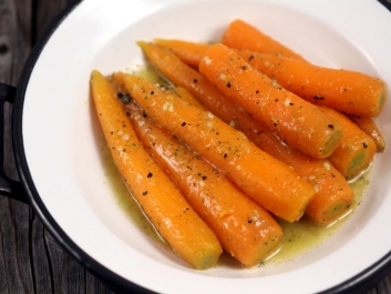 Zanahorias nuevas con ajo y estrag&oacute;n
