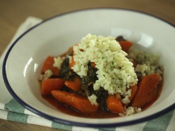 Zanahorias tiernas y hojas de remolacha con arroz