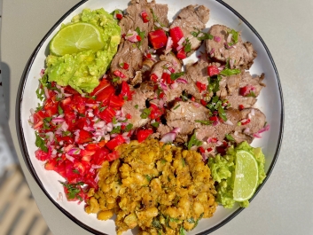 Grillezett sert&eacute;sszűz guacamoleval, pico de galloval &eacute;s fűszeres babbal