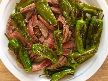 Solomillo de ternera con pimientos de Padr&oacute;n
