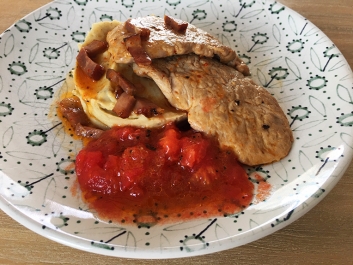 Schnelles Schweinefilet mit Linsenp&uuml;ree und Tomatencoulis
