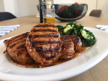 Mariniertes Schweinefilet vom Grill mit Spinat
