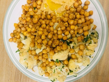 Garbanzos con ajo y anchoas y coliflor al horno