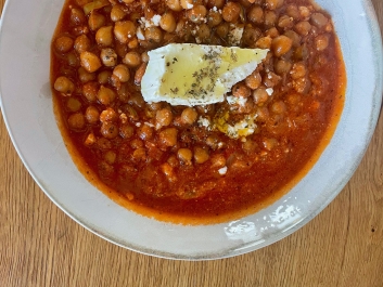 Kichererbsen in Tomatensauce mit Feta
