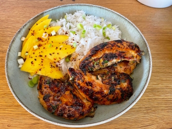 Bol de arroz con coco, pollo agridulce picante y mango