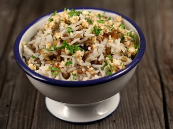 Arroz con lentejas y cebolla caramelizada