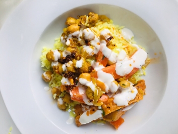 Arroz con garbanzos, verduras y salsa de yogur