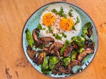 Huevos con setas Portobello y espinacas