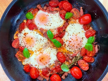 Huevos con pancetta y tomates cherry