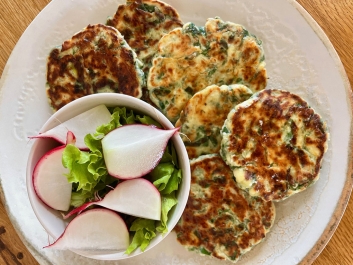 Tortitas de ricotta con ajo silvestre y eneldo