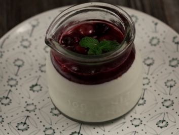 Panna cotta de suero de leche con sirope de uvas