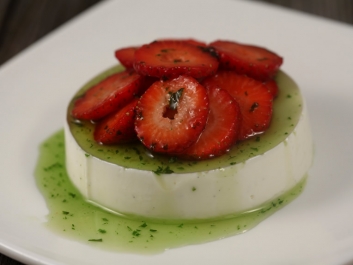 Panna cotta de vainilla con fresas y sirope de albahaca