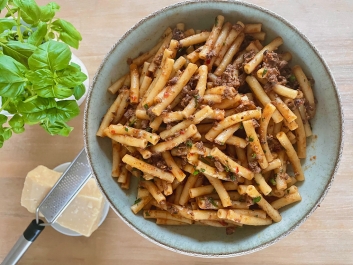 Pasta con rag&uacute; de higaditos de pollo
