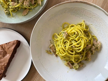 Pasta con at&uacute;n y salsa verde