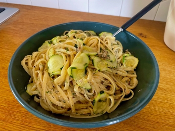 Pasta con sardinas y calabac&iacute;n