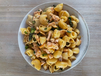 Pasta con salm&oacute;n y esp&aacute;rragos