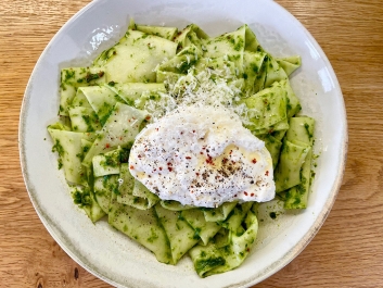 Pasta con salsa de ajo silvestre