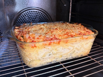 &Uuml;berbackene Pasta mit Zucchini, Joghurt und Kr&auml;utern