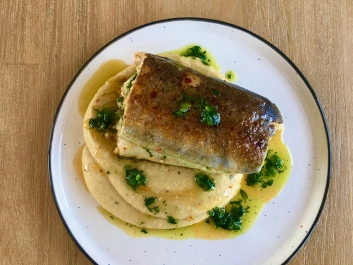 Trucha rellena de hierbas sobre pur&eacute; de lentejas
