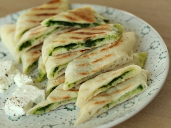 Pan de pita a la plancha con ajo silvestre