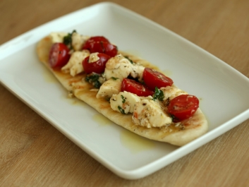 Pan pita a la plancha con mozzarella marinada y tomates