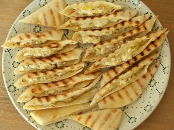 Pan pita a la plancha con queso feta y cebolla caramelizada