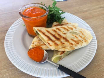 Pitas con patatas y salsa de pimiento con at&uacute;n