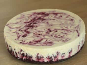 Blackberry and Yogurt Mousse Cake