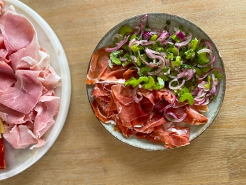 Prosciutto con salsa de apio y cebolla morada