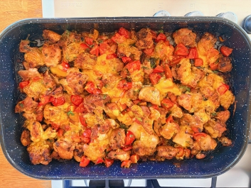 H&auml;hnchen mit Gem&uuml;se und K&auml;se aus dem Ofen