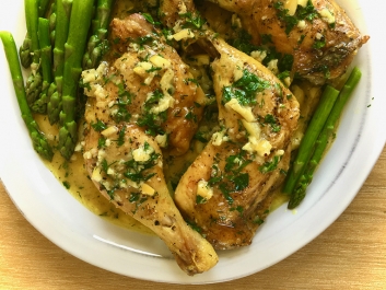 Pollo con salsa de lim&oacute;n asado y esp&aacute;rragos