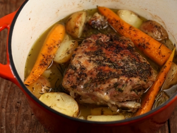 Pierna de cordero con patatas y zanahorias nuevas
