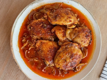 H&auml;hnchenkeulen aus dem Ofen mit Zwiebeln und Fenchel