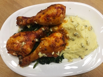 S&uuml;lt csirkecombok Stilton sajtos p&uuml;r&eacute;vel