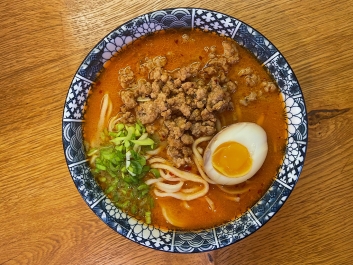 Kr&eacute;mes &eacute;s cs&iacute;pős ramen