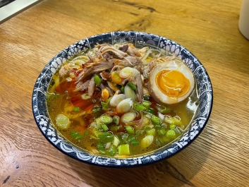 Cs&iacute;pős csirke ramen