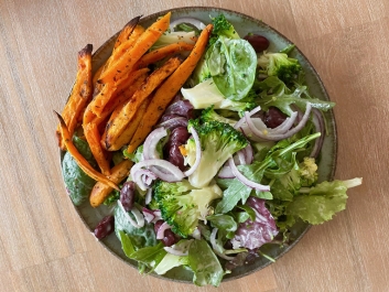 Ensalada de br&oacute;coli con aderezo cremoso de aguacate