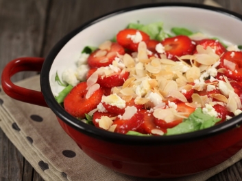 Ensalada con fresas y queso de cabra