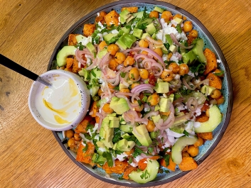 Ensalada de Boniato y Garbanzos con Feta y Aderezo de Yogur