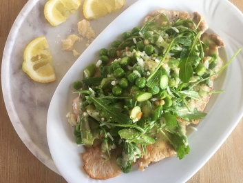 Salat mit Parmesandressing und Minutenschnitzel vom Schwein
