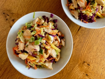 Salat mit H&auml;hnchen, Mango und cremigem Sojasaucen-Dressing