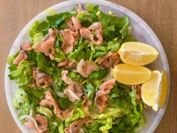Ensalada con salm&oacute;n marinado