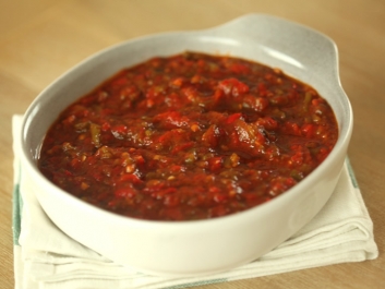 Ger&ouml;steter Paprikasalat mit Knoblauch