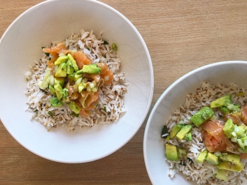 Ensalada de aguacate con salm&oacute;n ahumado