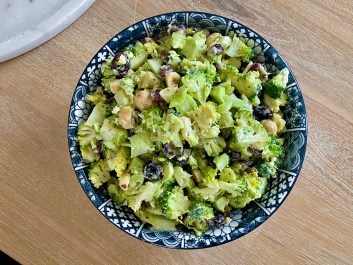 Ensalada de br&oacute;coli con ar&aacute;ndanos y avellanas