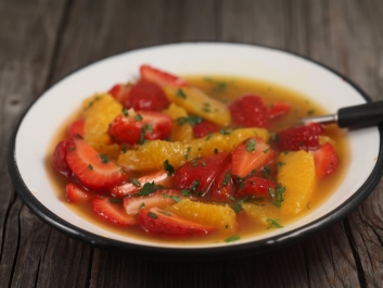 Ensalada de fresas con naranjas y menta